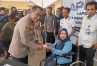 Kapolresta Cirebon Kombes Pol Arif Budiman S.I.K, M.H. secara simbolis memberikan SIM D kepada penyandang Difabel (Foto: Istimewa)