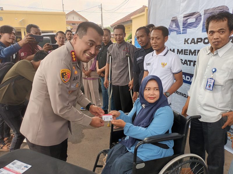 Kapolresta Cirebon Kombes Pol Arif Budiman S.I.K, M.H. secara simbolis memberikan SIM D kepada penyandang Difabel (Foto: Istimewa)