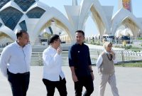 
Penjabat Gubernur Jabar Bey Machmudin mengecek ke Al Jabbar menyusul insiden bocah berumur empat tahun asal Kota Depok meninggal akibat tenggelam di kolam dalam kompleks masjid pada Ahad (17/12/2023). (Foto: diskominfo)
