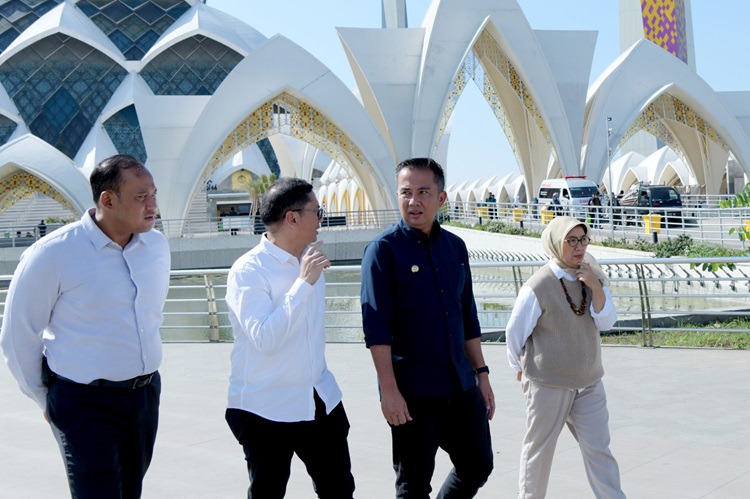 
Penjabat Gubernur Jabar Bey Machmudin mengecek ke Al Jabbar menyusul insiden bocah berumur empat tahun asal Kota Depok meninggal akibat tenggelam di kolam dalam kompleks masjid pada Ahad (17/12/2023). (Foto: diskominfo)
