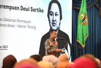 
 Penjabat (Pj.) Gubernur Jawa Bey Machmudin memberikan sambutan pada launching  Persatuan Perempuan Dewi Sartika (PPDS), di Gedung Sate, Kota Bandung, Rabu (20/12/2023). (Foto: diskominfo)