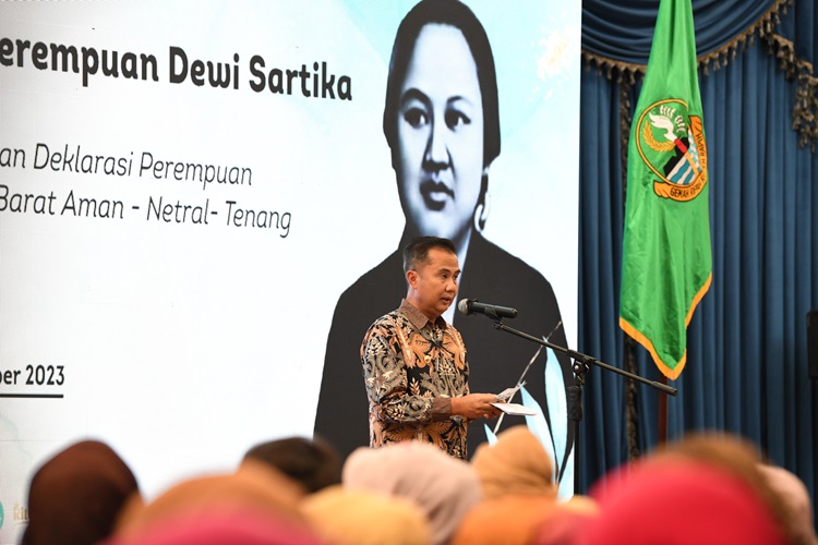 
 Penjabat (Pj.) Gubernur Jawa Bey Machmudin memberikan sambutan pada launching  Persatuan Perempuan Dewi Sartika (PPDS), di Gedung Sate, Kota Bandung, Rabu (20/12/2023). (Foto: diskominfo)