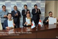 
Penandatanganan nota kesepahaman pembangunan TPPAS Legok Nangka dilakukan Pj Gubernur Jabar Bey Triadi Machmudin, PT Sumitomo Corporation dan PT PLN, di Kantor Menteri METI, Tokyo, Senin (18/12/2023). (Foto: jabarprov)
