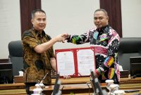 
Penjabat Gubernur Jawa Barat Bey Machmudin berjabat tangan dengan
Penjabat Bupati Jayapura Triwarno Purnomo, usai menandatangani MoU di Gedung Sate, Kota Bandung, Kamis (14/12/2023).(Foto: Biro Adpim Jabar)