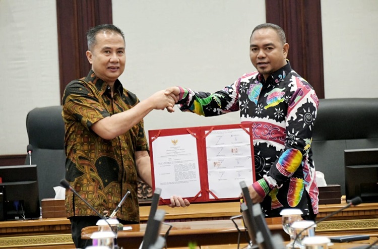 
Penjabat Gubernur Jawa Barat Bey Machmudin berjabat tangan dengan
Penjabat Bupati Jayapura Triwarno Purnomo, usai menandatangani MoU di Gedung Sate, Kota Bandung, Kamis (14/12/2023).(Foto: Biro Adpim Jabar)