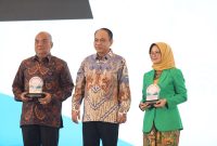 

Kepala Diskominfo Jabar Ika Mardiah menerima penghargaan Smart Province untuk Jawa Barat di Jakarta, Kamis (7/12/2023). (Foto: diskominfo Jabar)