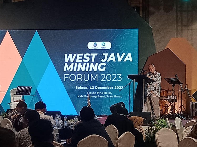 
Staf Ahli Gubernur Bidang Ekonomi dan Pembangunan Dodo Suhendar dalam pembukaan West Java Mining Forum (WJMF) 2023 di Mason Pine Hotel, Kabupaten Bandung Barat, Selasa (12/12/2023). (Foto: diskominfo)