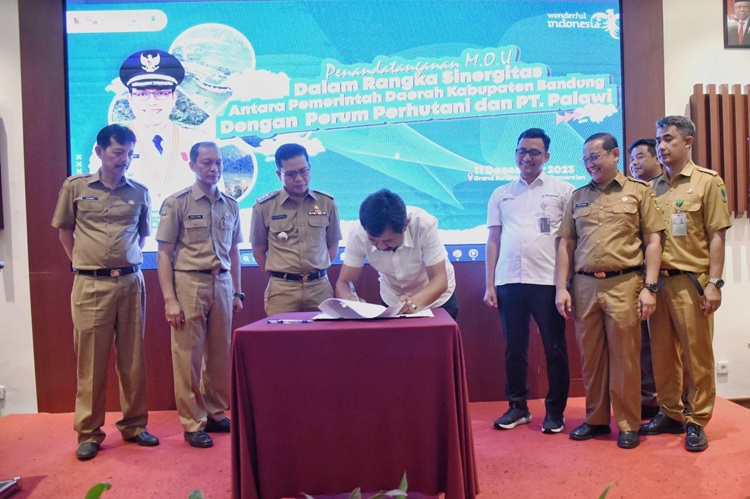 
Bupati Bandung Dadang Supriatna menyaksikan kesepakatan pada Rapat koordinasi
Pengembangan Potensi dan Peningkatkan Ekonomi Pariwisata, di Hotel Grand Sunshine Soreang, Senin (11/12/2023). (Foto: diskominfo)