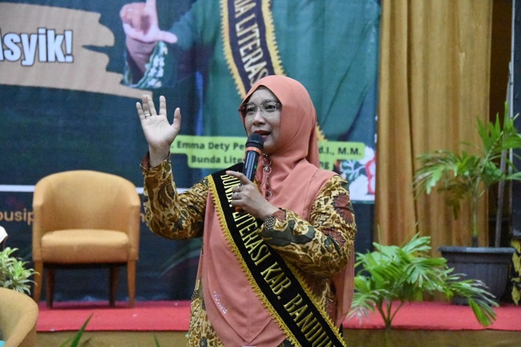 
Bunda Literasi Kabupaten Bandung Hj. Emma Dety Dadang Supriatna (Foto: dok/dara)
