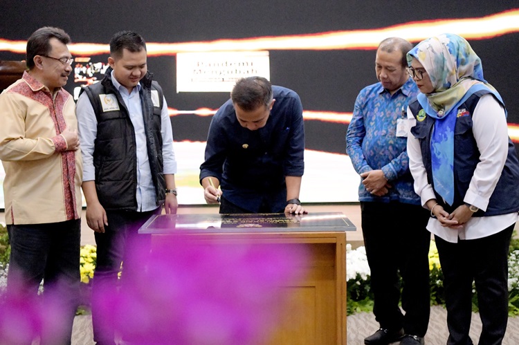 
 Penjabat Gubernur Jawa Barat Bey Machmudin meresmikan Galeri Arsip COVID -19 di Kantor Dinas Perpustakaan dan Kearsipan Daerah (Dispusipda) Jawa Barat, Kota Bandung, Rabu (20/12/2023). (Foto: diskominfo)