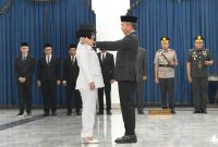 Penjabat Gubernur Jabar Bey Machmudin melantik Eti Herawati sebagai Wakil Wali Kota Cirebon masa jabatan terakhir 2018- 2023 di Aula Barat Gedung Sate, Jalan Diponegoro, Kota Bandung, Rabu (6/12/2023)(Foto: Istimewa)