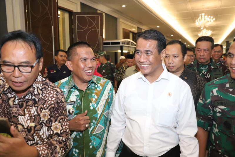 Pj Bupati Bandung Barat, Arsan Latif bersama Mentan RI, Andri Amran Sulaiman (Foto: Istimewa)