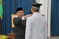 Penjabat Gubernur Jawa Barat Bey Machmudin melantik Agus Mulyadi sebagai Penjabat Wali Kota Cirebon di Aula Barat Gedung Sate, Kota Bandung, Rabu (13/12/2023)(Foto: Istimewa)