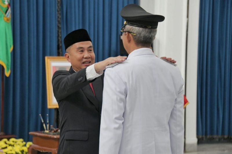 Penjabat Gubernur Jawa Barat Bey Machmudin melantik Agus Mulyadi sebagai Penjabat Wali Kota Cirebon di Aula Barat Gedung Sate, Kota Bandung, Rabu (13/12/2023)(Foto: Istimewa)