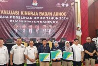 

 Asisten Pemerintahan dan Kesejahteraan Rakyat (Pemkesra), Ruli Hadiana, Ketua DPRD Kabupaten Bandung H Sugianto berfoto bersama usai menyerahkan kepesertaan BPJS kepada penyelenggara Pemilu 2024, Jumat (1/12/2023). (Foto: diskominfo)
