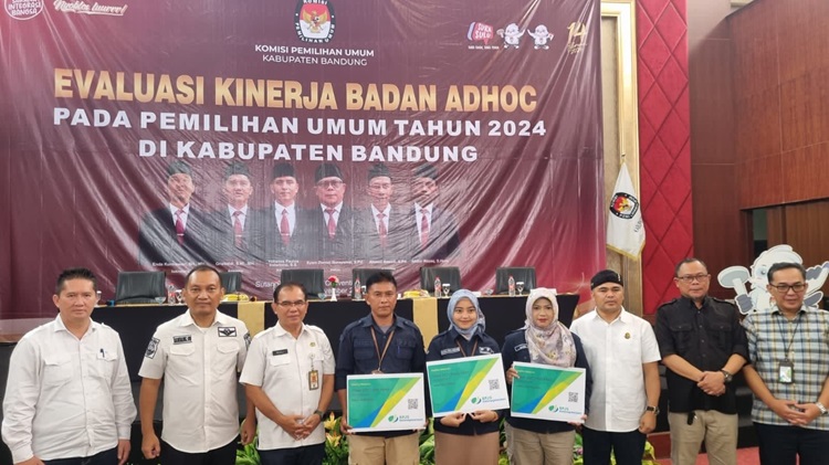 

 Asisten Pemerintahan dan Kesejahteraan Rakyat (Pemkesra), Ruli Hadiana, Ketua DPRD Kabupaten Bandung H Sugianto berfoto bersama usai menyerahkan kepesertaan BPJS kepada penyelenggara Pemilu 2024, Jumat (1/12/2023). (Foto: diskominfo)
