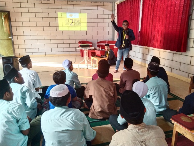 
Santri Pondok Pesantren Daarut Tarmizi mengikuti kursus bahasa Inggris dengan metode mahir tanpa menulis.(Foto: Ist)
