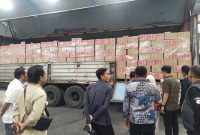 
Surat suara jutaan lembar yang diangkut 6 truk besar tersebut, tiba di gudang sekitar pukul 13.30 WIB dengan pengawalan ketat aparat kepolisian, Jumat (8/12/2023). (Foto: heny/dara)