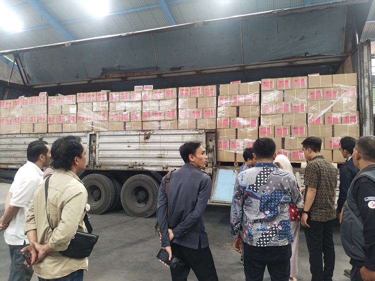 
Surat suara jutaan lembar yang diangkut 6 truk besar tersebut, tiba di gudang sekitar pukul 13.30 WIB dengan pengawalan ketat aparat kepolisian, Jumat (8/12/2023). (Foto: heny/dara)