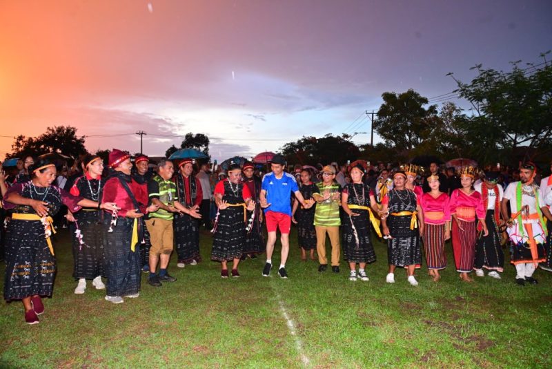 Presiden Jokowi menari tarian Ja’i bersama dengan para penari asli NTT usai bertanding sepak bola bersama warga di Lapangan Bola Wae Kesambi, Kabupaten Manggarat Barat, NTT, Senin (04/12/2023). (Foto: BPMI Setpres/ Muchlis Jr)
