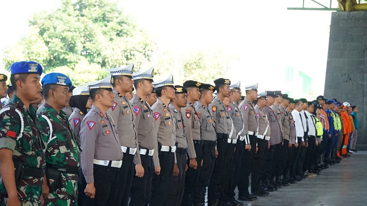 
Jelang libur Natal 2023 dan malam Tahun Baru 2024, Polresta Bandung menggelar Apel Gelar Pasukan Operasi Lilin Lodaya 2023 di Dome Bale Rame, Soreang. Kamis (21/12/2023). (Foto: Ist)
