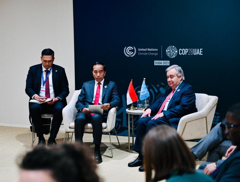 Presiden Jokowi melakukan pertemuan bilateral dengan Sekretaris Jenderal PBB Antonio Guterres di Ruang Bilateral, Expo City Dubai, PEA, pada Sabtu (02/12/2023). (Foto: BPMI Setpres/Laily Rachev)
