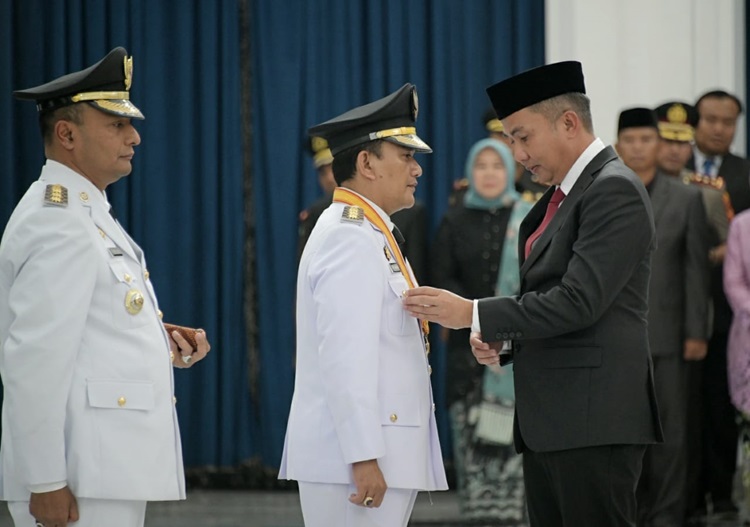 
Penjabat Gubernur Jawa Barat Bey Machmudin atas nama Presiden RI melantik Penjabat Bupati Subang Imran dan Penjabat Bupati Majalengka Dedi Supandi di Aula Barat Gedung Sate, Kota Bandung, Selasa (19/12/2023).(Foto: Biro Adpim Jabar)