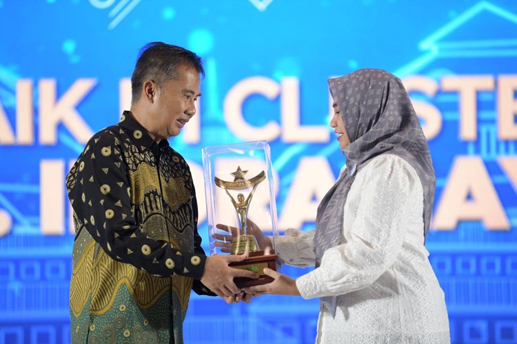 
Penjabat Gubernur Jawa Barat Bey Machmudin saat memberikan  Anugerah Philothra Tahun 2023,  Apresiasi Kontribusi dan Kepatuhan Pembayaran Pajak Provinsi Jawa Barat Tahun 2023, di Hotel Mason Pine, Padalarang, Kabupaten Bandung Barat, Rabu (27/12/2023). (Foto: Adpim Jabar)