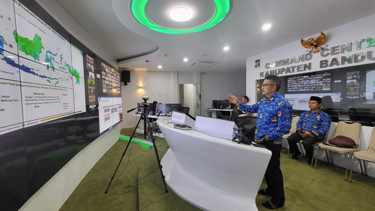 
Staf Ahli Bupati Bandung Bidang Pembangunan dan Ekonomi Dr. Ir. H. A Tisna Umaran mengikuti Rakor Pembahasan Langkah-langkah Konkret Pengendalian Inflasi di daerah melalui zoom meeting di Command Center Kabupaten Bandung dengan pihak Kemendagri/Bagian Perekonomian, Senin (4/12/2023). (Foto: diskominfo)
