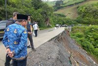 Bupati Garut, Rudy Gunawan, mengecek secara langsung lokasi bencana tanah longsor di Jalan Banjarwangi - Cikajang, Kecamatan Banjarwangi, Kabupaten Garut, Senin (4/12/2023)(Foto: Istimewa)