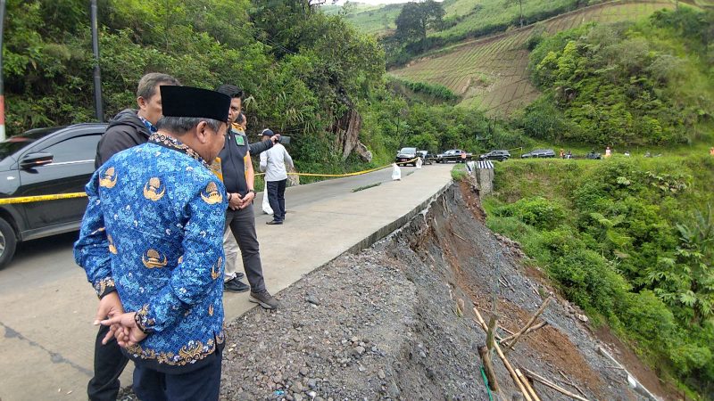 Bupati Garut, Rudy Gunawan, mengecek secara langsung lokasi bencana tanah longsor di Jalan Banjarwangi - Cikajang, Kecamatan Banjarwangi, Kabupaten Garut, Senin (4/12/2023)(Foto: Istimewa)