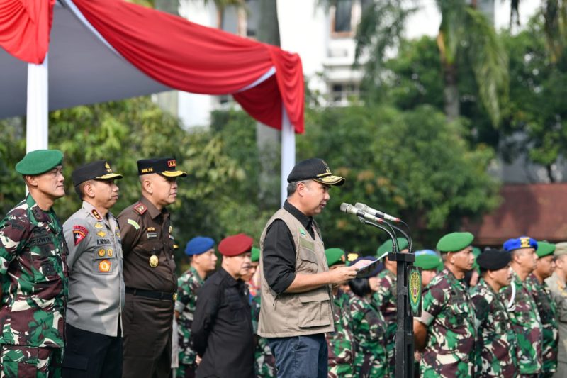 
Penjabat Gubernur Bey Machmudin saat Apel Kesiapsiagaan Bencana Alam di 
Makodam III Siliwangi, Kota Bandung, Jumat (8/12/2023). (Foto: diskominfo Jabar)