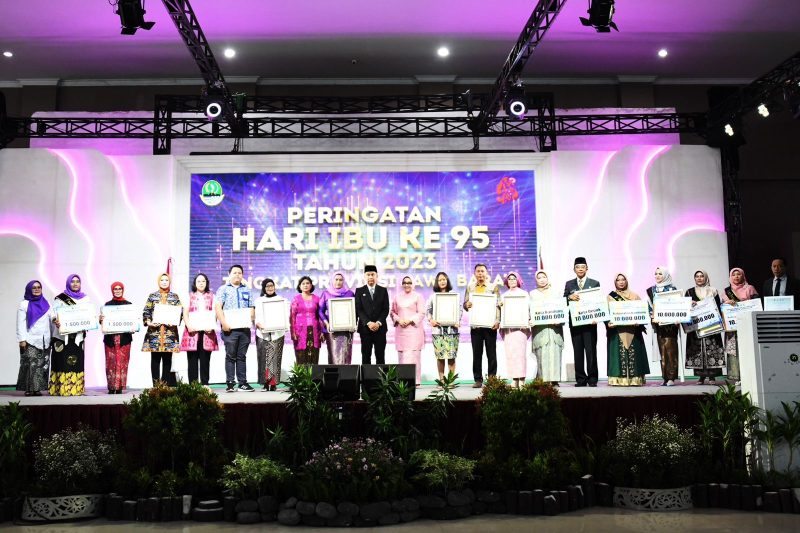 
Penjabat Gubernur Jawa Barat Bey Machmudin berfoto bersama dengan peraih Penghargaan Program Peningkatan Peranan Wanita Menuju Keluarga Sehat Sejahtera (P2WKSS), kategori Olimpiade Pengupahan Berbasis Produktivitas, kategori Percontohan Desa Anti Korupsi (DPMDesa). (Foto: diskominfo)