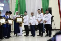 
Bupati Dadang Supriatna memberikan  penghargaan kepada para tokoh, unsur pendidikan pada peringatan Hari Anti Korupsi Sedunia di Gedung Moh Toha, Kamis (21/12/2023).(Foto: diskominfo)