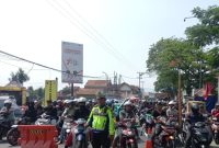 Satlantas Polres Garut melakukan rekayasa lalu lintas dengan memberlakukan sistem buka tutup atau one way di jalur Limbangan-Malangbong karena mulai mengalami kepadatan, Sabtu (24/12/2023)(Foto: Istimewa) 
