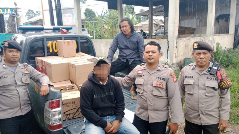 Jajaran Polsek Cikajang, Polres Garut, menyita ratusan botol miras berbagai merk dan jenis saat melakukan operasi pada Kamis (28/12/2023)(Foto: Istimewa)