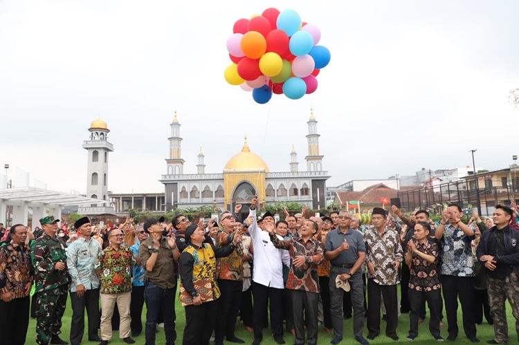 

Penjabat Bupati Bandung Barat Arsan Latif (tengah baju putih) meresmikan Alun-alun Lembang, Jumat (8/12/2023).  (Foto: Bag Prokopim KBB)