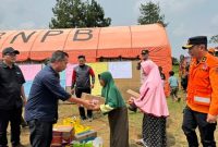 
Penjabat Gubernur Jabar Bey Machmudin meninjau lokasi dan korban bencana gempa bumi di Desa Purwabakti, Kecamatan Pamijahan,  Kabupaten Bogor, Sabtu (9/12/2023).(FOTO:  Sonny BPBD Jabar)