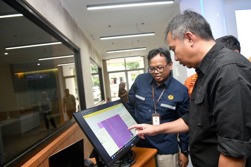 

Penjabat Gubernur Bey Machmudin saat mengunjungi Badan Geologi Kementerian Energi dan Sumberdaya Mineral, di Jalan Diponegoro, Kota Bandung, Jumat (8/12/2023). (Foto: diskominfo)