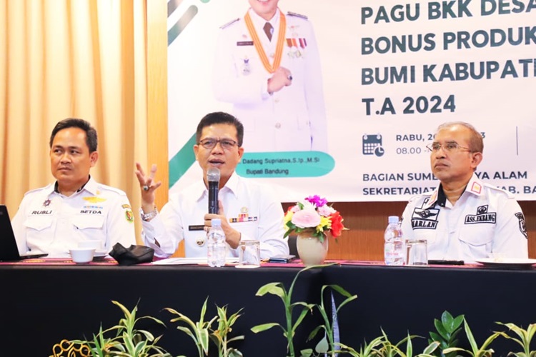 
Bupati Bandung Dadang Supriatna memberikan sambupatan pada acara
Rekonsiliasi Perhitungan Bonus Produksi Panas Bumi Kabupaten Bandung di Hotel Grand Sunshine, Soreang, Kabupaten Bandung, Rabu (20/12/2023).(Foto: diskominfo)