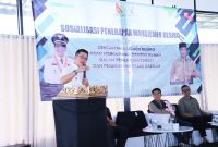 
 Bupati Bandung Dadang Supriatna memberikan sambutan pada Sosialisasi Penerapan Manajemen Resiko di lingkup Bapenda, di
di Hotel eMTEe Highland, Kecamatan Rancabali, Kabupaten Bandung, Selasa (12/12/2023). (Foto: diskominfo)