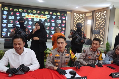 Wakapolres Garut, Kompol Dhoni Erwanto, didampingi Kasat Reskrim, Kasi Humas dan Kanit PPA Satreskrim Polres Garut memberikan keterangan saat konferensi pers di Mapolres Garut, Selasa (5/12/2034)(Foto: Ist)