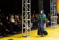 
Dine Mutiara, istri Wabup Bandung peragakan gaun berbahan dasar sarung Majalaya pada ajang Fashionality 2023,di Trans Luxury Hotel, Kota Bandung, Rabu (13/12/2023).(Foto: Ist)