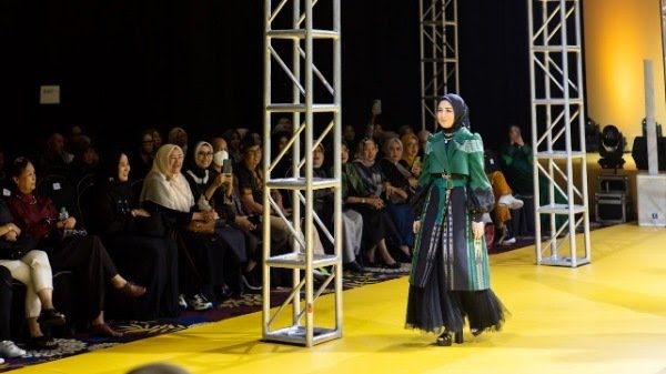 
Dine Mutiara, istri Wabup Bandung peragakan gaun berbahan dasar sarung Majalaya pada ajang Fashionality 2023,di Trans Luxury Hotel, Kota Bandung, Rabu (13/12/2023).(Foto: Ist)