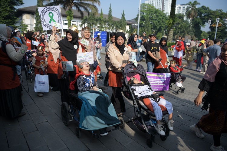 
Penjabat Sekretaris Daerah Provinsi Jawa Barat Taufiq Budi Santoso menghadiri peringatan Hari Disabilitas Internasional Tingkat Provinsi Jawa Barat Tahun 2023 di halaman depan Gedung Sate, Kota Bandung, Sabtu (16/12/2023).(Foto: Rizal FS/Bito Adpim Jabar)