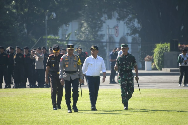 
Kepolisian Daerah Jawa Barat akan menggelar operasi Lilin Lodaya dalam rangka pengamanan Natal 2023 dan tahun baru 2024, di Lapangan Gasibu Bandung, Kamis (21/12/2023). (Foto: diskominfo)