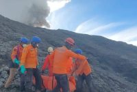 Tim SAR melakukan evakuasi korban erupsi Gunung Marapi di puncak Marapi pada Selasa (5/12). (Pusdalops BPBD Kab. Agam)