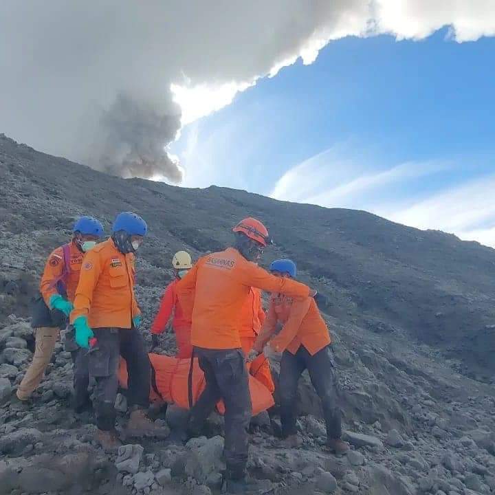 Tim SAR melakukan evakuasi korban erupsi Gunung Marapi di puncak Marapi pada Selasa (5/12). (Pusdalops BPBD Kab. Agam)