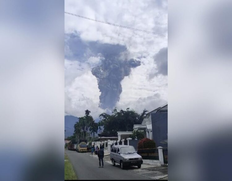 Gunung Marapi meletus (Foto: RadarSumbar/Istimewa)