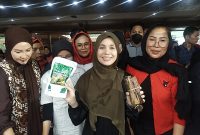 Hj. Siti Atikoh didampingi Ketua DPC PDI-P KBB, Hj Ida Widaningsih menunjukan produk UMKM KBB (Foto: Istimewa)